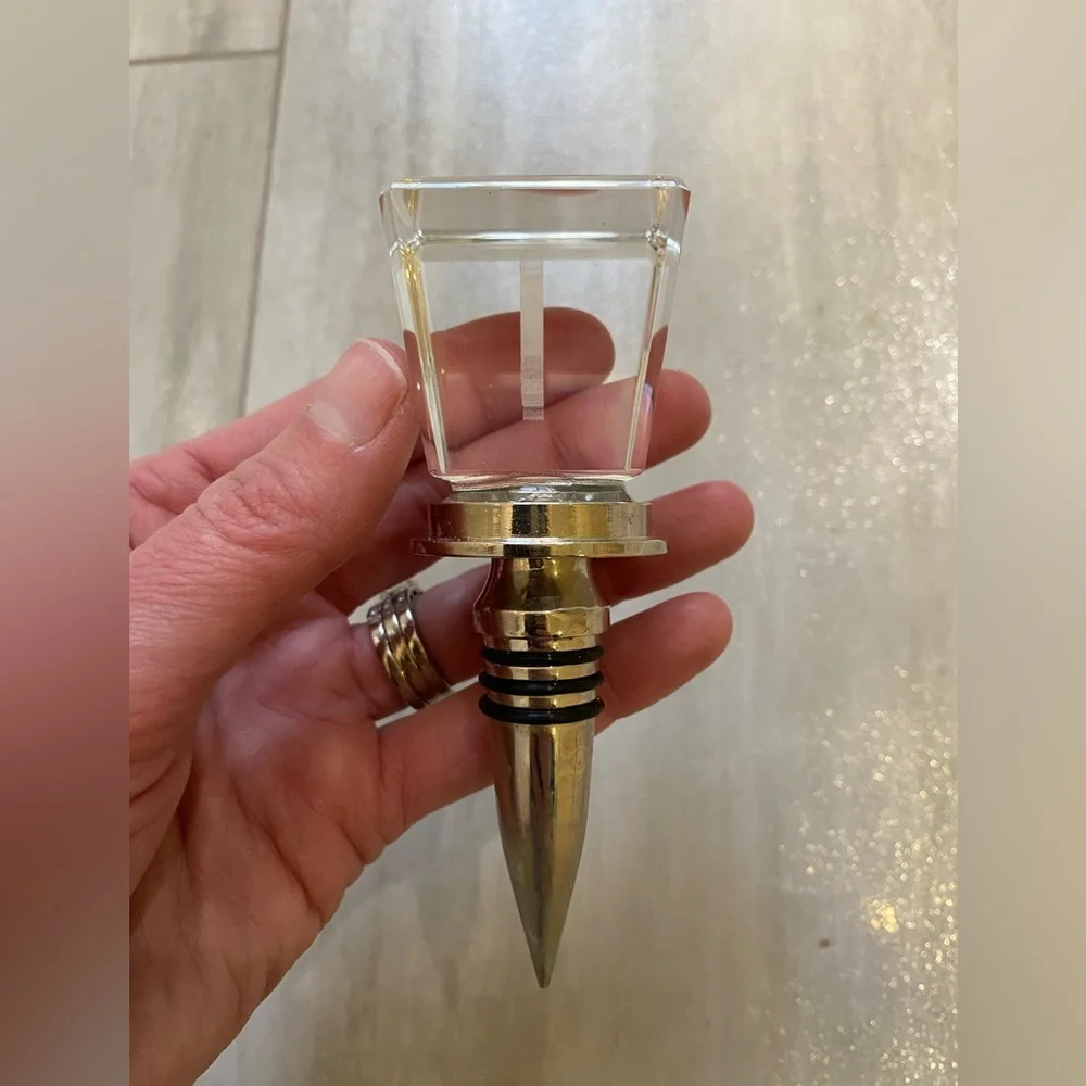 Script W Glass Cube Wine Bottle Stopper